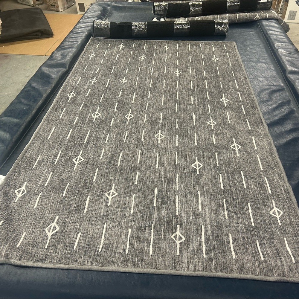 New Ruggable 3x5 Gray and White Patterned Area Rug